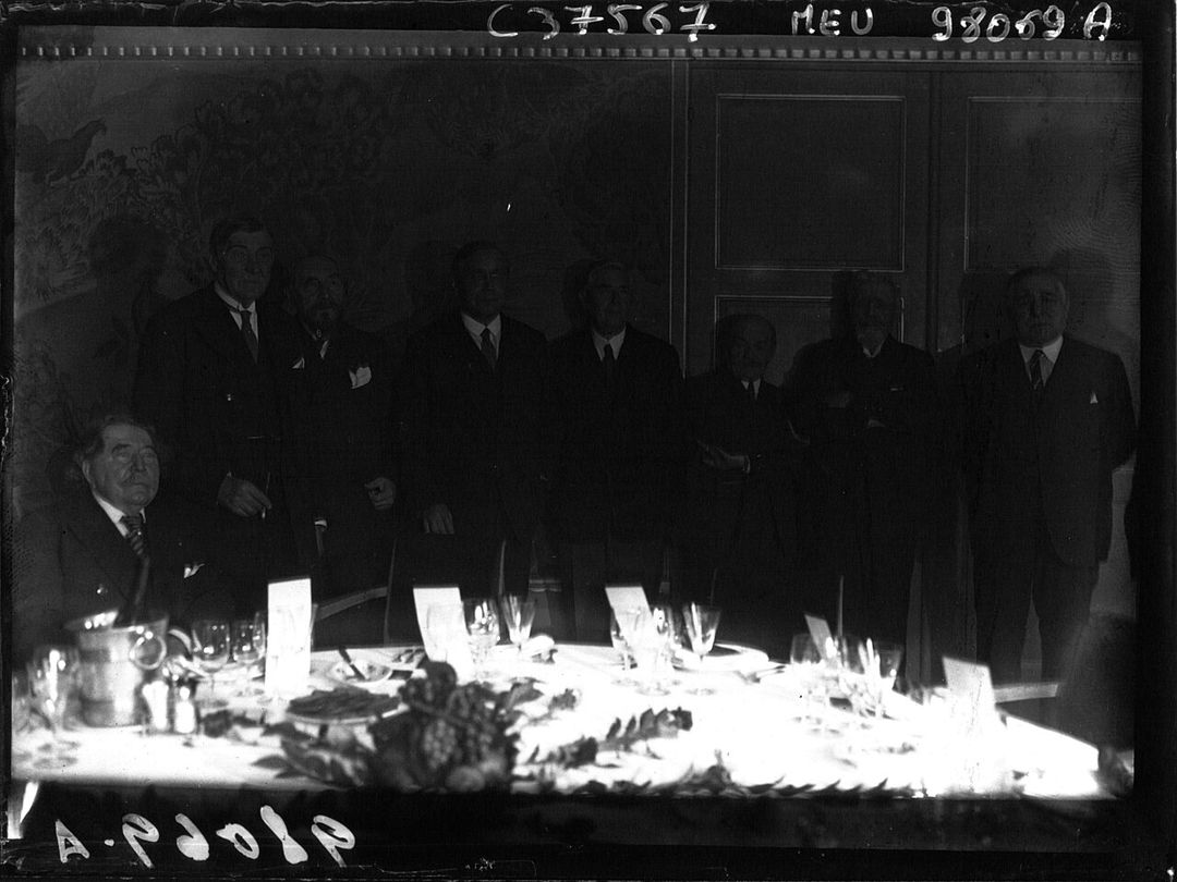 Photographie de presse en noir et blanc des membres de l'Académie Goncourt réunis autour d'une table chez Drouant.