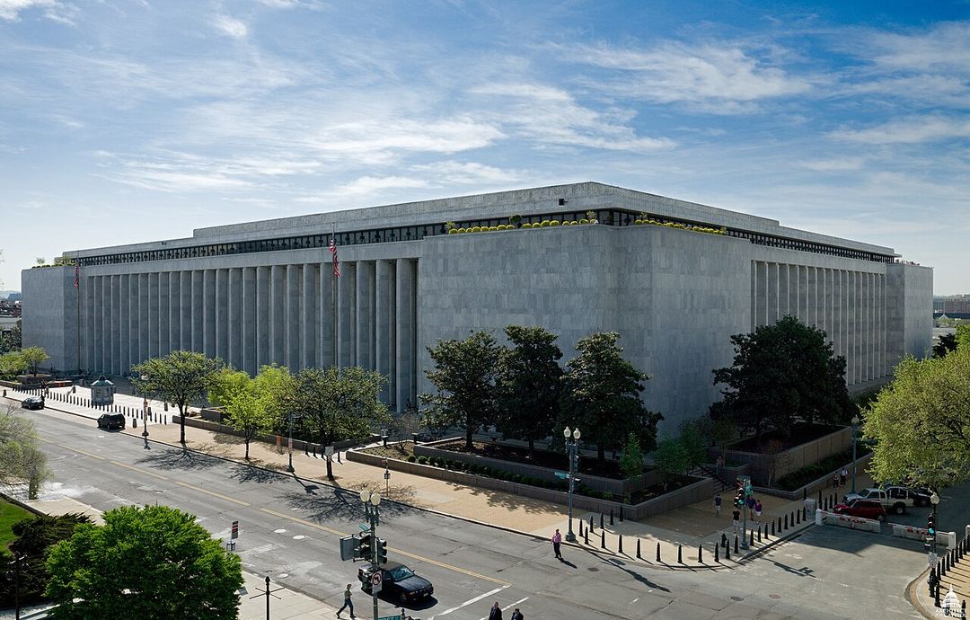 Le James Madison Memorial Building de la Library of Congress à Washington, bâtiment moderne à piliers.