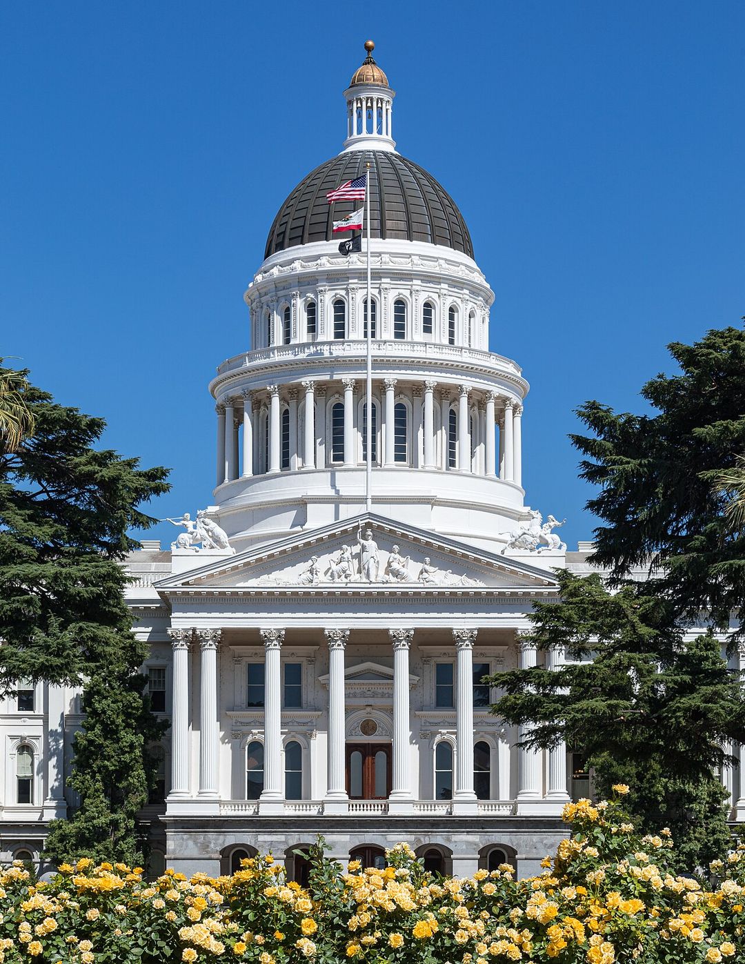 Le Capitole de l'État de Californie à Sacramento, façade à colonnes surmontée d'un dôme