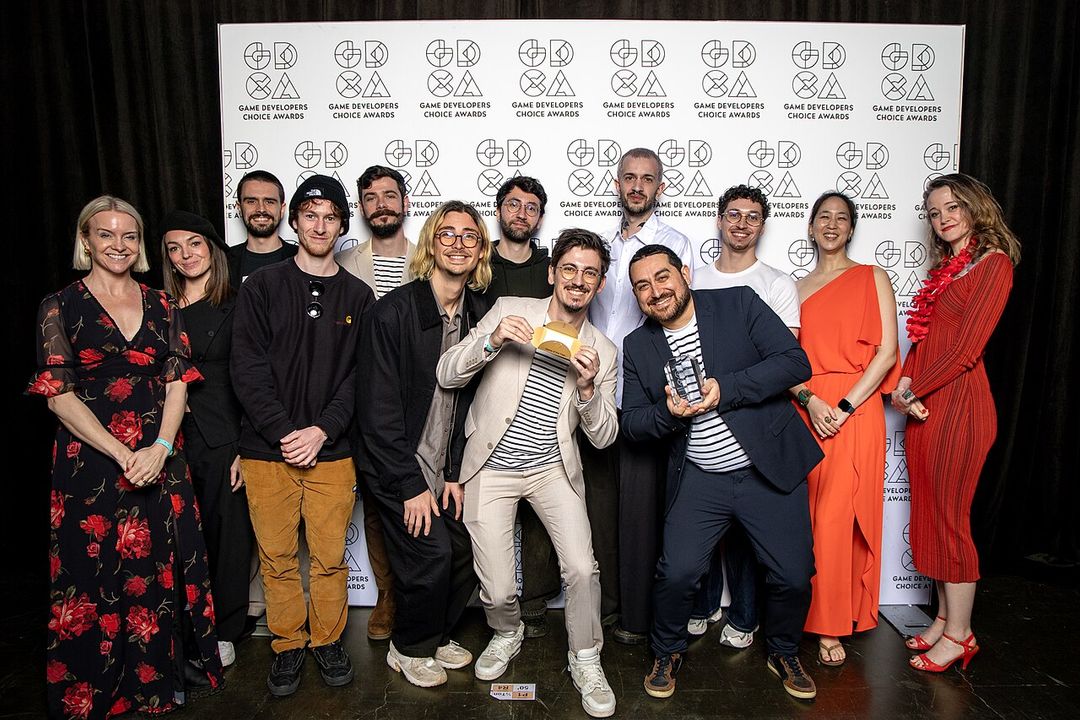 L'équipe de Sandfall Interactive réunie sur la scène des Game Developers Choice Awards.